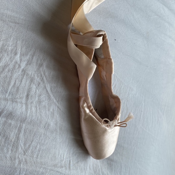 Pointe Shoe Package (shoes, gel pads, half cut tights) - Picture 4 of 10
